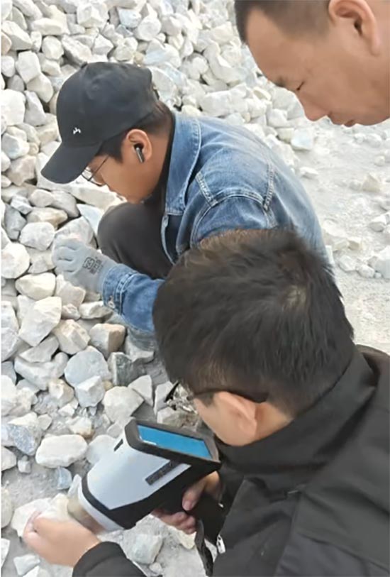试验部荣获锦旗 | 驻守一线,攻克复杂矿石分选难题